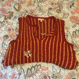 Sleeveless burgundy and tan knit top